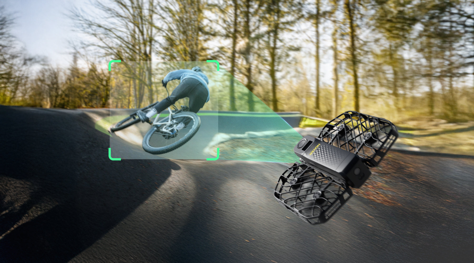 Dron ve vzduchu připravený na automatické sledování objektu